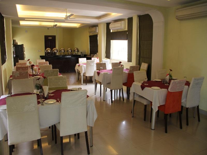 Clarks Inn Nehru Place Ню Делхи Екстериор снимка