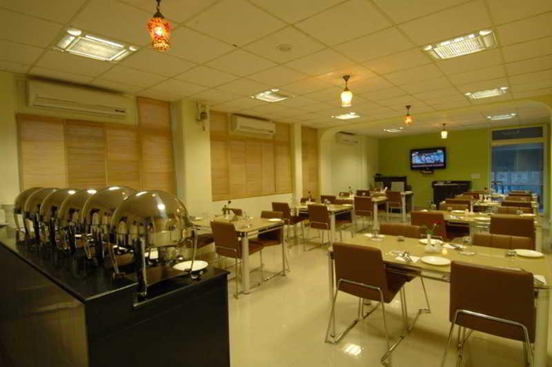 Clarks Inn Nehru Place Ню Делхи Екстериор снимка