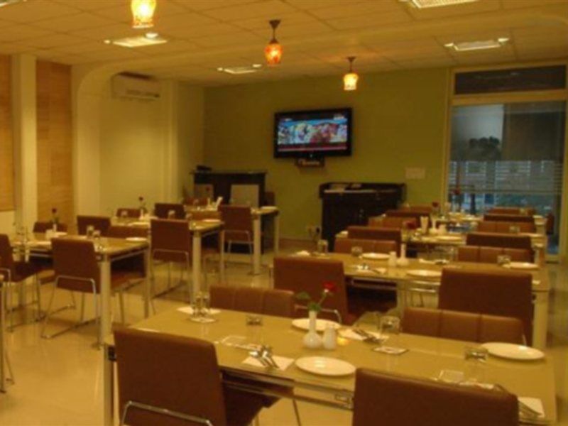 Clarks Inn Nehru Place Ню Делхи Екстериор снимка